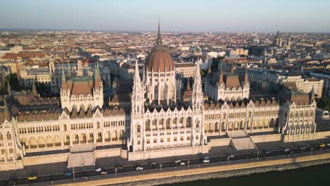 Erstaunlicher-Drohnenschuss-über-Dem-Ungarischen-Parlamentsgebäude-Während-Der-Goldenen-Stunde