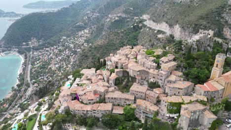 Eze-Hill-Top-Village-Frankreich-Schwenkdrohne,-Luftaufnahme,-Blick-Aus-Der-Luft