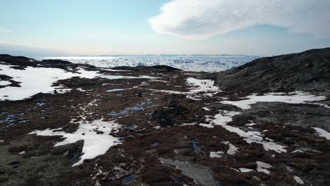 Un-Dron-Revela-Un-Fiordo-Helado-En-Groenlandia-Lleno-De-Icebergs-Derritiéndose-Durante-Un-Día-Soleado