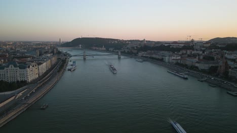 Hermoso-Vuelo-De-Drones-Sobre-El-Río-Danubio-En-Budapest,-Hungría-Al-Atardecer