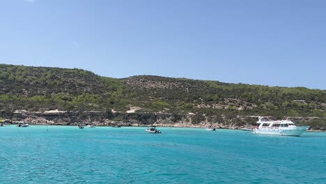 Boot-Schwimmt-Unter-Der-Sonne-Auf-Dem-Kristallklaren-Wasser-Des-Blauen-Lagunenstrandes-In-Der-Nähe-Von-Paphos,-Insel-Akamas,-Zypern