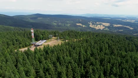 Drohnenansicht,-Bei-Der-Es-Sich-Um-Das-Sky-Resort-über-Einem-Wald-Voller-Bäume-Und-Einem-Tal-Im-Hintergrund-Dreht