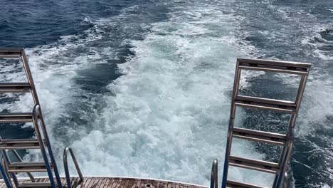 Vista-Desde-Un-Barco-Navegando-En-El-Gran-Mar-Azul-Cerca-De-La-Costa-De-Long-Island-En-Un-Clima-Cálido