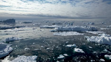 Groenlandia-Drone-Paisaje-De-Icebergs-En-El-Fiordo-Helado-De-Ilulissat
