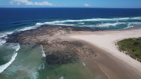 Malerische-Meereslandschaft-Am-Flachen-Felsen-In-Skennars-Head,-New-South-Wales,-Australien-–-Drohnenaufnahme-Aus-Der-Luft