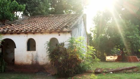 Entrada-Y-Vista-Frontal-De-Una-Pequeña-Casa-Antigua-En-Ruinas-En-Paraguay