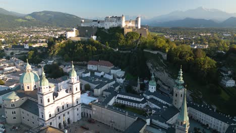 Un-Dron-Sobrevuela-La-Catedral-De-Salzburgo-Para-Revelar-La-Fortaleza-De-Hohensalzburg