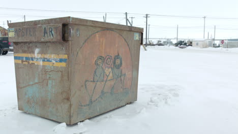 Weitwinkelaufnahme-Eines-Iñupiat-Kunstwerks-Auf-Einem-Müllcontainer-In-Utqiagvik-Barrow,-Alaska