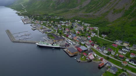 Vista-Aérea-De-Gryllefjord-Con-Un-Ferry-A-Andenes,-Andøya,-Con-Muchos-Coches-Esperando-Para-Abordar-El-Barco-Pero-No-Hay-Suficiente-Espacio,-Lo-Que-Provoca-Un-Atasco