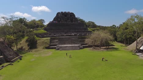 Schwenk-über-Die-Maya-Ruinen-Von-Xunantunich-In-San-Jose-Succotz,-Belize