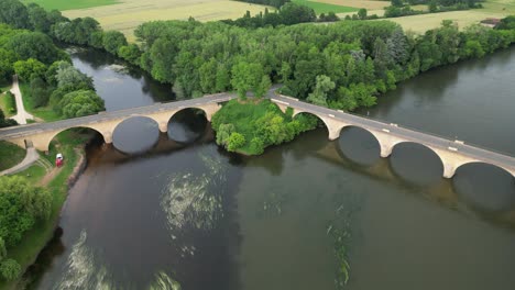 Zwei-Steinbrücken-Limeuil-Dorf-Dordogne-Frankreich-Drohne,-Luftaufnahme