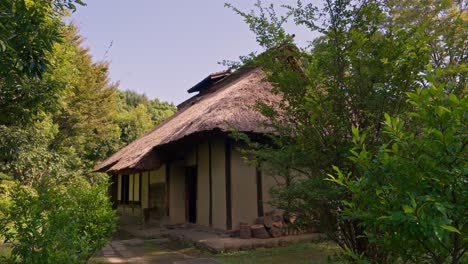 Antigua-Casa-Con-Techo-De-Paja-De-Estilo-Japonés,-Museo-Forestal-Local-De-La-Ciudad-De-Fuchu