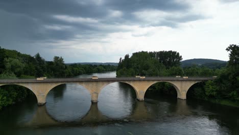 Gewitterwolken-Sammeln-Sich-über-Der-Straßenbrücke-Limeuil-Dorf-Dordogne-Frankreich-Drohne,-Luftaufnahme