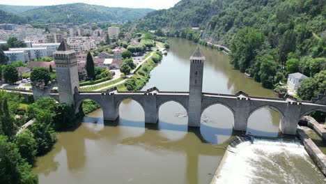 Berühmte-Mittelalterliche-Valentre-Brücke-Cahors-Frankreich-Drohne,-Luftaufnahme,-Blick-Aus-Der-Luft