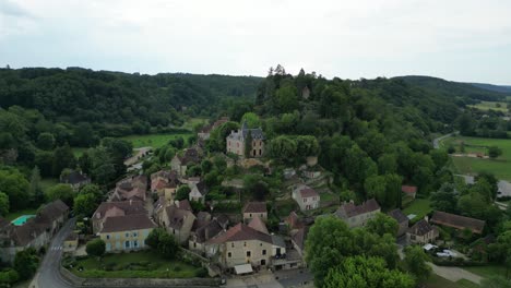 Dorf-Limeuil,-Dordogne,-Frankreich,-Niedrige-Schwenkdrohne,-Luftaufnahme