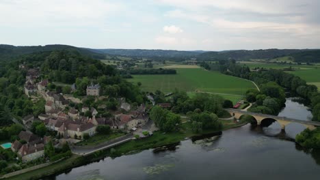 Dorf-Limeuil,-Dordogne,-Frankreich,-Drohne,-Luftbild-Limeuil-Ist-Ein-Charmantes-Dorf-Am-Zusammenfluss-Der-Flüsse-Dordogne-Und-Vézère-In-Der-Region-Nouvelle-Aquitaine-Im-Südwesten-Frankreichs