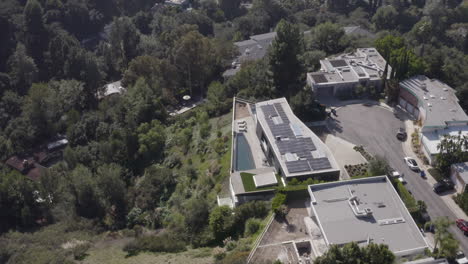 Blendenfleck-Auf-Sonnenkollektoren-Auf-Dem-Dach-Des-Modernen-Herrenhauses-In-Beverly-Hills