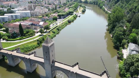 Valentre-Mittelalterliche-Brücke,-Cahors-Stadt-In-Frankreich-Drohne,-Luftaufnahme,-Blick-Aus-Der-Luft