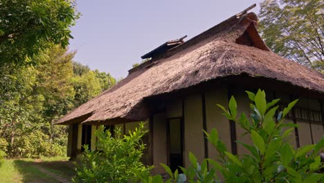 Altes-Reetdachhaus-Im-Japanischen-Stil,-Lokales-Waldmuseum-Der-Stadt-Fuchu