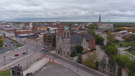 Drone-view-of-Gratiot-Avenue-in-and-surrounding-area-in-Detroit,-Michigan