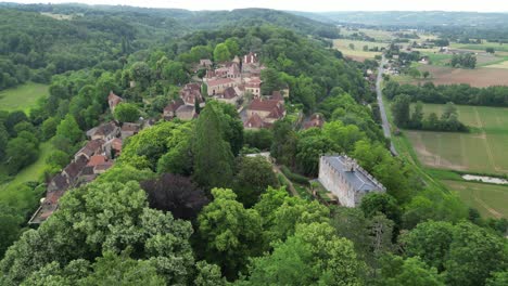 Pueblo-En-La-Cima-De-Una-Colina-Limeuil-Dordogne-Francia-Drone,aéreo
