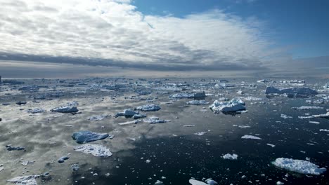 Bahía-Llena-De-Icebergs,-Reflejo-De-Nubes,-Disparo-De-Apertura-De-Drones