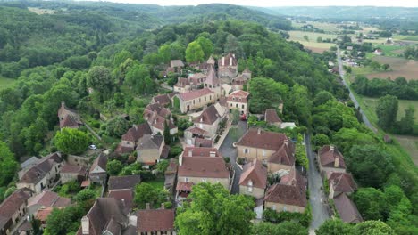 Dorf-Limeuil,-Dordogne,-Frankreich,-Schwenkdrohne,-Luftaufnahme
