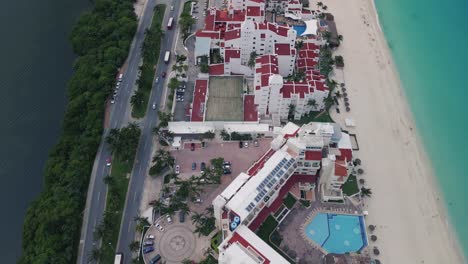 Luftaufnahme-Mit-Blick-Auf-Hotels-Und-Resorts-Entlang-Der-Küste-Der-Tropischen-Strandziele-Von-Cancun-In-Mexiko