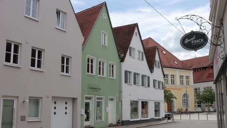 Bunte-Gebäudefassaden-Entlang-Der-Löpsinger-Straße-In-Nördlingen,-Deutschland