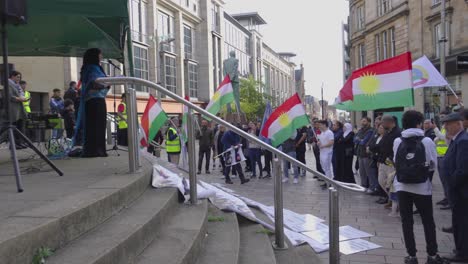 Junge-Kurdische-Demonstranten-Versammeln-Sich,-Um-Jemandem-Zuzuhören-Und-Zu-Demonstrieren
