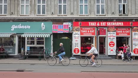 Vista-De-Una-Calle-De-Copenhague-Con-Restaurantes.