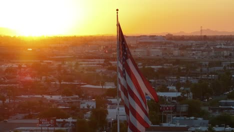 Amerikanische-Flagge-Weht-Im-Filmischen-Sonnenuntergangslicht