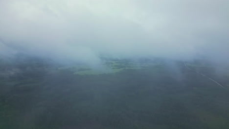 Der-Blick-Auf-Die-Wolken-Aus-Der-Vogelperspektive-Bietet-Einen-Weiten-Blick-Auf-Den-üppigen-Grünen-Wald-Und-Schafft-Ein-Atemberaubendes-Panorama,-Das-Den-Eindruck-Vermittelt,-Als-Würden-Himmlische-Wesen-Die-Welt-Beobachten
