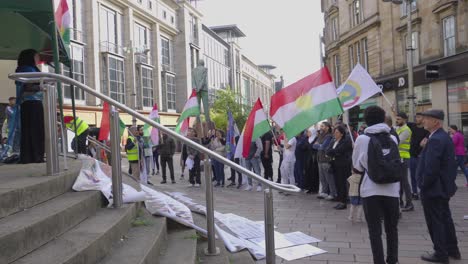 Los-Manifestantes-Se-Reúnen-En-Las-Escaleras-De-Las-Galerías-Buchanan-En-Glasgow-Ondeando-Banderas-Kurdas.
