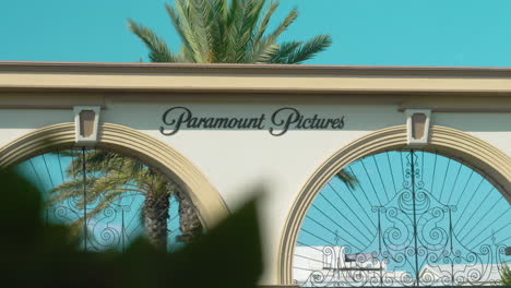 A-Closeup-Timelapse-of-the-Paramount-Pictures-Gates-at-Daytime-with-Traffic