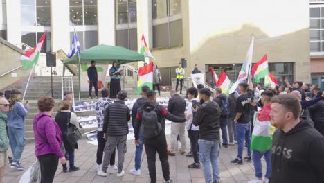 Eine-Sprecherin-Führt-Eine-Demonstration-Junger-Menschen-An,-Die-Kurdistan-Fahnen-Hochhalten
