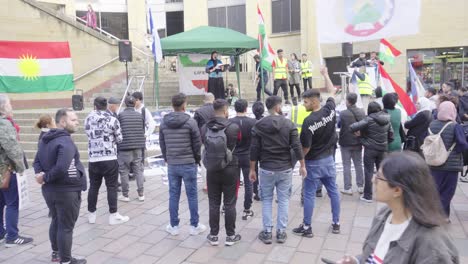 Los-Manifestantes-Se-Reúnen-Para-Escuchar-A-Un-Orador-Y-Manifestarse-Contra-El-Trato-A-Los-Kurdos.