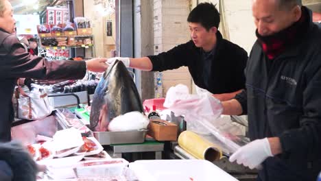 Variety-Of-Fresh-Fish-Displayed-In-Fish-Market-Place-In-Tsukiji,-Tokyo,-Japan