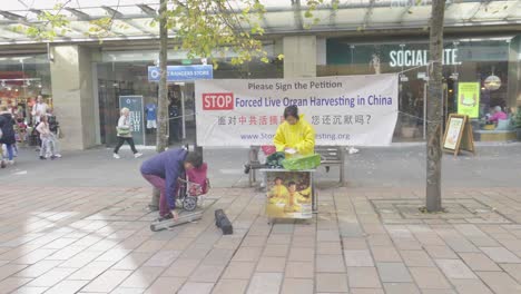 Menschen-Räumen-Ihren-Stand-Auf-Und-Protestieren-Gegen-Den-Organraub-In-China