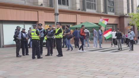 Junge-Männer-Versammeln-Sich,-Um-Zu-Demonstrieren,-Wie-Sie-Kurdische-Flaggen-Schwenken,-Während-Die-Polizei-Zuschaut
