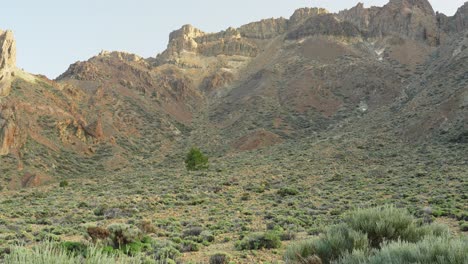 Vista-Del-Paisaje-Del-Teide-Inclinación-Hacia-Arriba-De-Rocas-Volcánicas-A-Lo-Largo-De-La-Línea-De-La-Cresta-De-La-Montaña