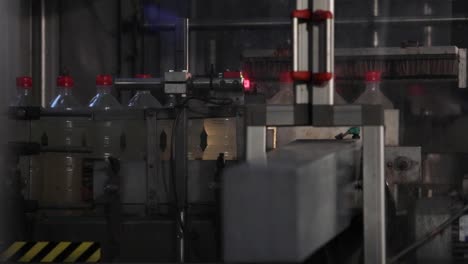 La-Fábrica-De-Vinagre-Automatiza-La-Clasificación-De-Botellas-Y-Prepara-Los-Envases-Para-La-Entrega-Automatizada
