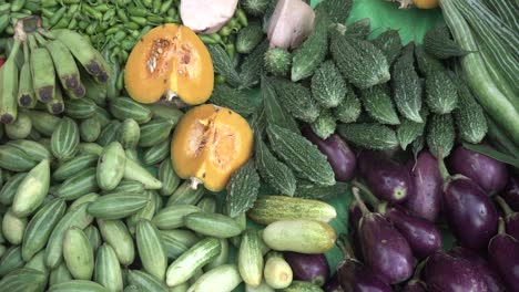 Vielfalt-An-Rohem-Gemüse-Zum-Verkauf-Auf-Dem-Markt