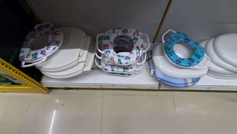 Weitwinkelaufnahme,-POV-Aufnahme,-Ein-Kunde-Kauft-In-Einem-Supermarkt-Toilettenartikel-Für-Geborene-Babys