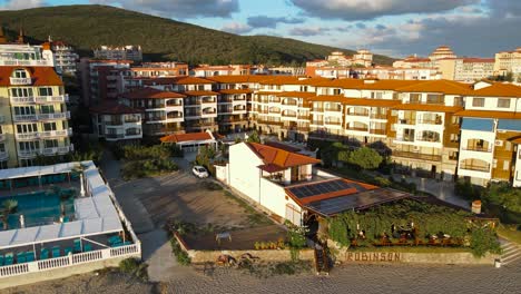 Vista-Aérea-Por-Drones-Del-Hotel-Resort-Elenite-En-La-Costa-Del-Mar-Negro-En-Búlgaro
