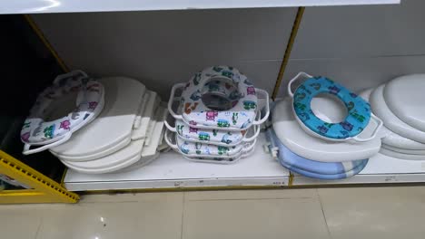 POV-Aufnahme:-Ein-Kunde-Kauft-In-Einem-Supermarkt-Toilettenartikel-Für-Geborene-Babys