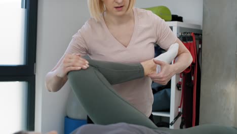 Physiotherapeutin-Hilft-Ihrer-Patientin-Mit-Beinproblemen.
