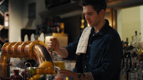 Männlicher-Barkeeper-Bier-An-Der-Bar-An-Die-Kunden