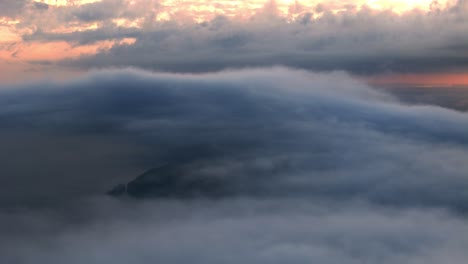 Una-Vista-Del-Sol-A-Través-De-Las-Nubes-Desde-La-Ventana-De-Un-Avión-Al-Atardecer-O-Al-Amanecer