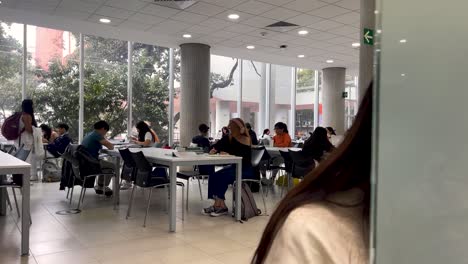 Jóvenes-Estudiantes-Mexicanos,-Compartiendo-El-Espacio-De-La-Biblioteca.-Lapso-De-Tiempo